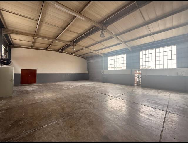 230M² WAREHOUSE TO LET IN APEX